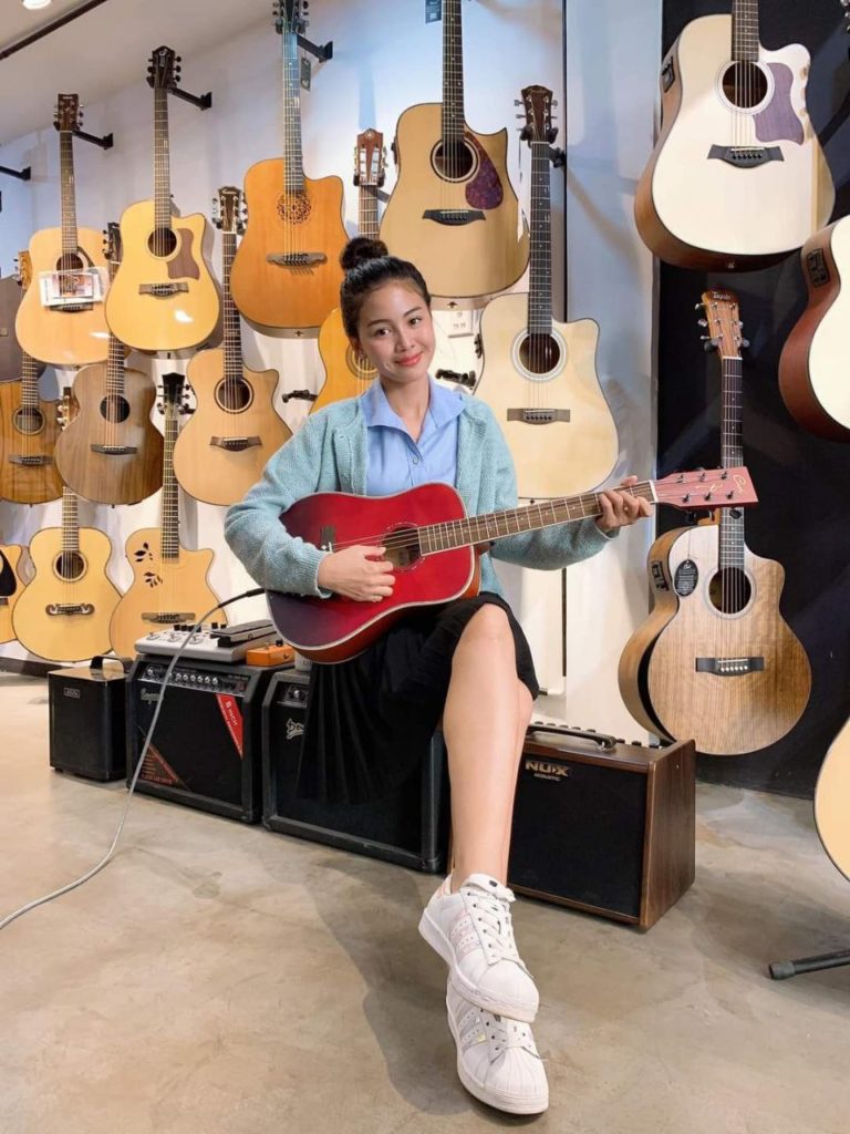 Soravattey Pon Miss Planet Cambodia Guitar