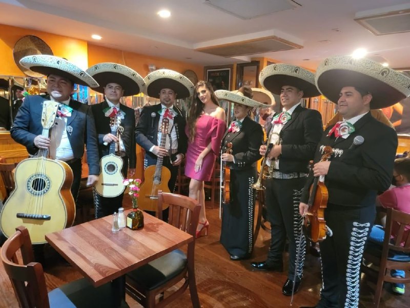 Sofía Aragón y mariachi