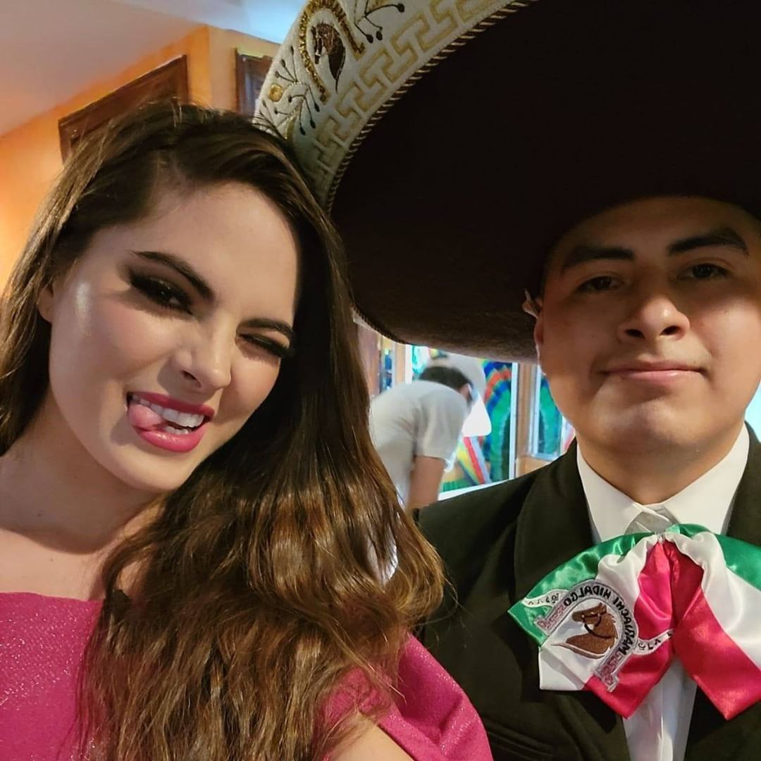 Sofía Aragón y mariachi